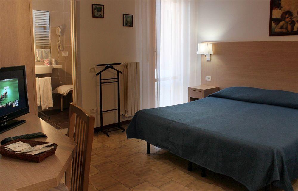Hotel Caesar Pesaro Exterior foto