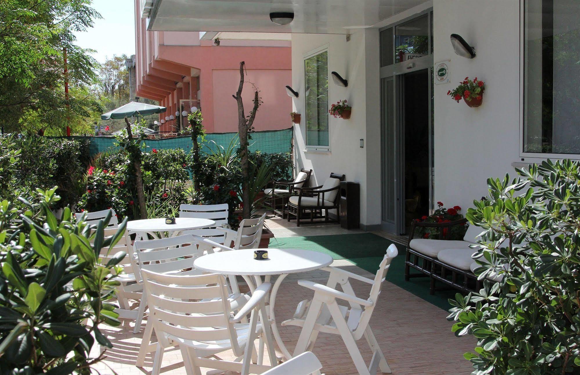 Hotel Caesar Pesaro Exterior foto